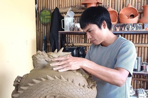 Quảng Nam: Thợ làng gốm tạo hình rồng từ đất sét đón Xuân