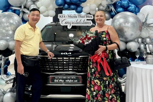 Đặng Văn Lâm mua xe tặng bố mẹ