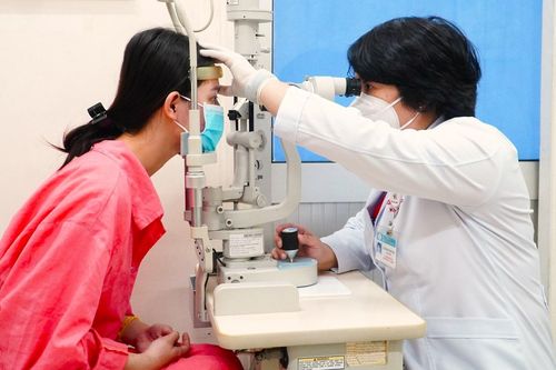 Cô gái 17 tuổi mù mắt vì tiêm filler ở spa