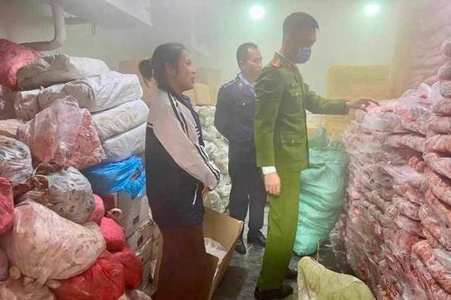 Phát hiện kho mỡ bò, sụn lợn 'bẩn' chuyên cấp cho nhà hàng ở Hà Nội