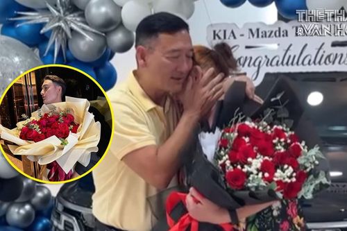 Mẹ Văn Lâm nghẹn ngào, không giấu được nước mắt trước món quà báo hiếu đặc biệt của con trai