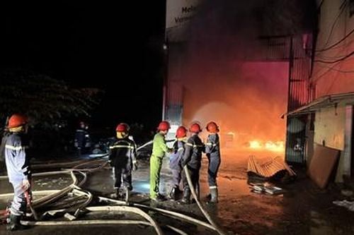 Hà Tĩnh: Cháy lớn tại xưởng gỗ công nghiệp lúc nửa đêm