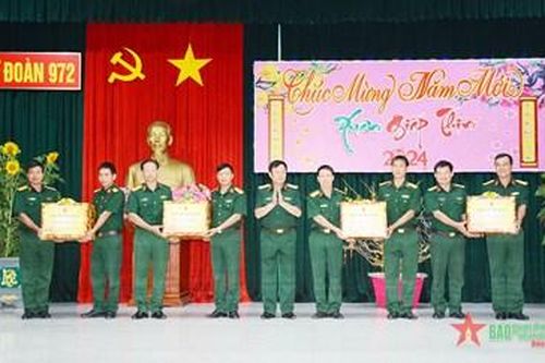 Trung tướng Trần Duy Giang kiểm tra, chúc Tết Lữ đoàn 972 và Kho 186