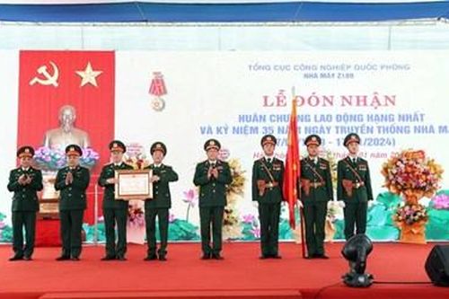 Nhà máy Z189 đón nhận Huân chương Lao động hạng Nhất