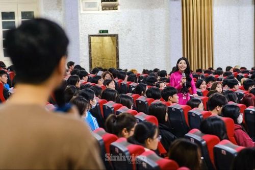 Khám phá bí quyết vàng 'Thấu hiểu bản thân - làm chủ tương lai' cùng sinh viên trường Đại học Thương mại