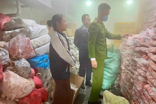 Phát hiện 'tổng kho mỡ bẩn' bán cho nhà hàng, xưởng xúc xích