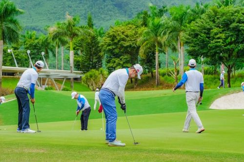 Gậy golf 'đánh bay ghế' giám đốc sở