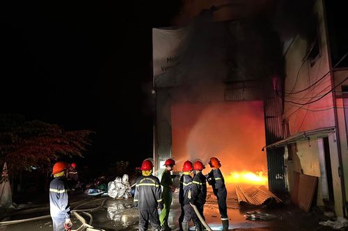 Xưởng gỗ bị 'bà hỏa' thiêu rụi