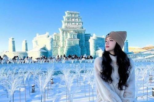 Hoa hậu Hương Giang diện mạo xinh đẹp tham quan, khám phá lễ hội băng đăng Cáp Nhĩ Tân
