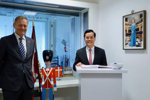 Lãnh đạo Bộ Ngoại giao ghi sổ chúc mừng Nhà vua Đan Mạch Frederik X lên ngôi