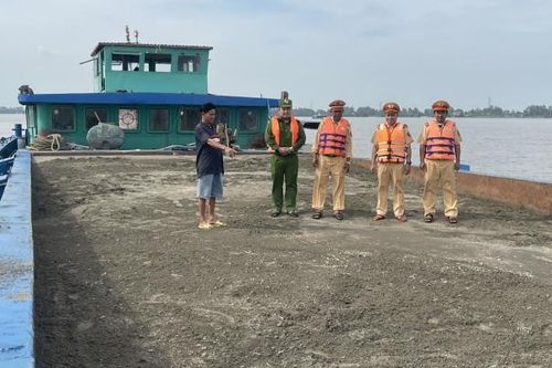 Cảnh sát bắt giữ 6 tàu vận chuyển hơn 2.600 m3 cát không rõ nguồn gốc