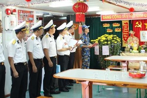 Vượt sóng dữ trực Tết trên biển