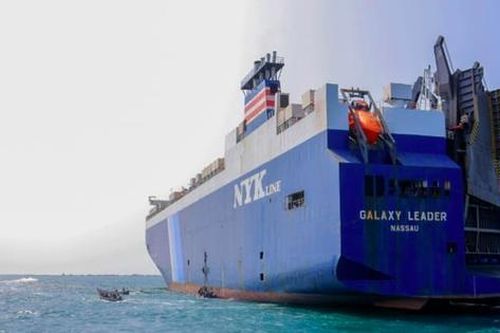 Thêm tàu hàng bị tấn công bằng tên lửa ngoài khơi Yemen