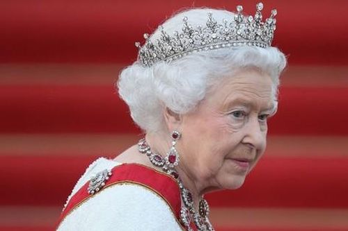 Harry - Meghan đã làm Nữ hoàng Elizabeth giận dữ