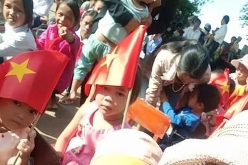 Lo tiền thưởng Tết cho giáo viên