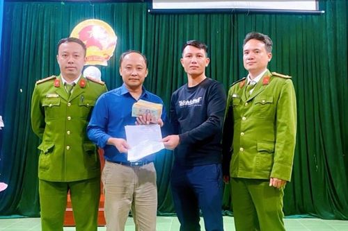 Trả lại gần 300 triệu đồng cho người chuyển nhầm