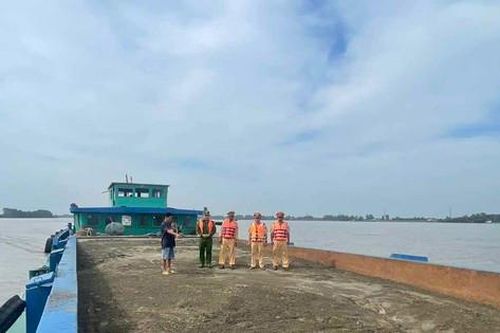 Bắt giữ 6 tàu chở hơn 2.600 tấn cát không rõ nguồn gốc