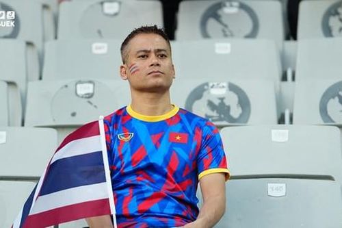 CĐV Việt Nam gây sốt khi một mình đến sân cổ vũ tuyển Thái Lan tại Asian Cup 2023