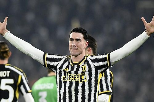 Vlahovic vẽ hai siêu phẩm, Juventus phả hơi nóng vào gáy Inter