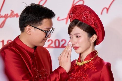 Chồng kém tuổi lau nước mắt cho Ngọc Huyền 'Thương ngày nắng về' trong lễ ăn hỏi