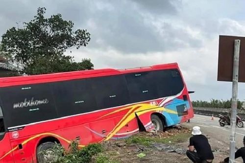 Xe khách va chạm xe đạp điện, 2 ông cháu tử vong
