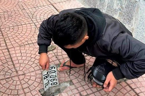 6 thanh thiếu niên táo tợn cướp xe máy, tháo biển số giấu xuống cống nước