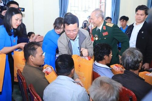 Người dân huyện miền núi Nghệ An được nhận quà 'Tết nhân ái' của Chủ tịch nước