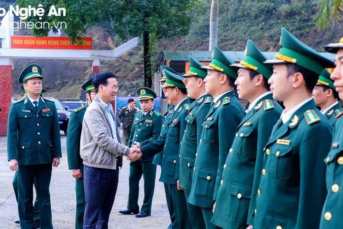 Chủ tịch nước Võ Văn Thưởng thăm, tặng quà, chúc Tết cán bộ, chiến sĩ Đồn Biên phòng Cửa khẩu Thanh Thủy, Nghệ An