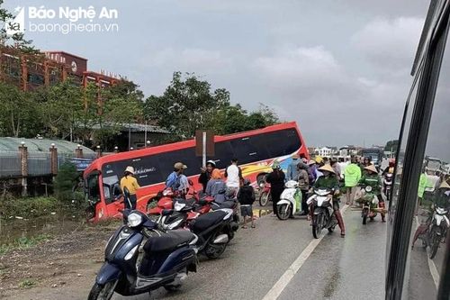 Qua đường bằng xe máy điện, 2 ông cháu tử vong tại chỗ