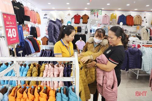 Nhiều shop thời trang ở Hà Tĩnh ế ẩm khi 'mùa đông không lạnh'