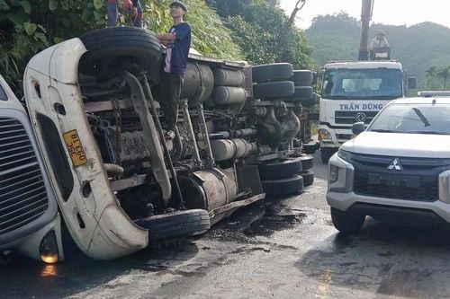 Quảng Nam: Lật xe đầu kéo trên đường Hồ Chí Minh gây ùn tắc một đêm