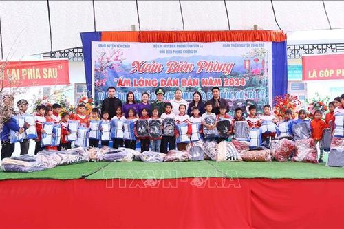 Chăm lo cho học sinh và nhân dân khu vực biên giới