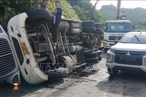 Thông xe trên đường Hồ Chí Minh sau một đêm gián đoạn