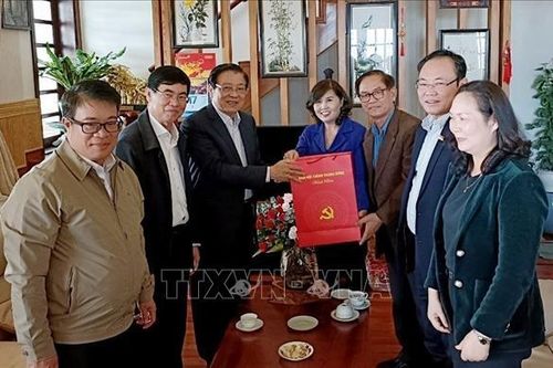 Ủy viên Bộ Chính trị Phan Đình Trạc thăm và tặng quà Tết tại Lâm Đồng