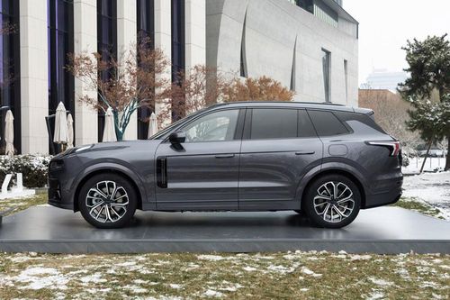 SUV của hãng xe mới vào Việt Nam với công suất 555 mã lực, 'uống xăng như ngửi', hệ thống treo khí nén, giá 'hạt dẻ'