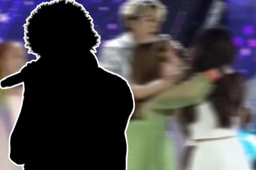 Khán giả nước ngoài ồ ạt tiến lên sân khấu biểu diễn của nam ca sĩ người Việt: Chuyện gì đây?