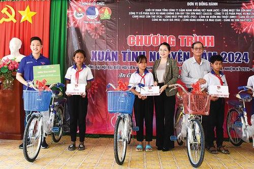 'Xuân tình nguyện' ở vùng biên giới
