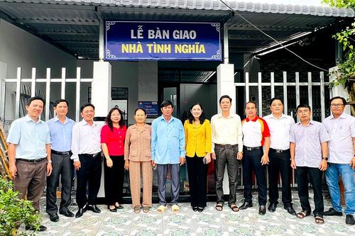 Bàn giao nhà ăn Trường Mẫu giáo Hoàng Yến và 5 nhà Tình nghĩa ở Mỹ Hòa Hưng