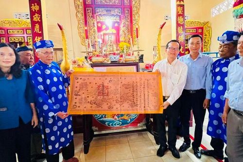 Chi cục Văn thư - Lưu trữ An Giang trao tặng bản 'Sắc phong' Đình thần Mỹ Quý