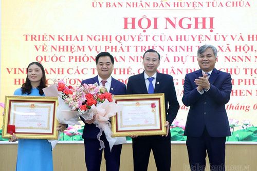 Huyện Tủa Chùa nhận Cờ thi đua của Chính phủ