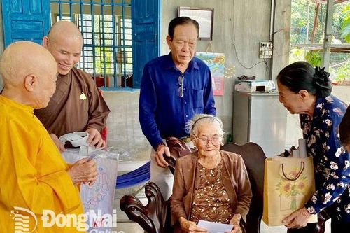 Thăm, chúc Tết 16 mẹ Việt Nam anh hùng