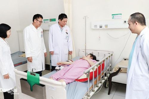 Mổ lấy khối u ở tử cung to bằng trái bưởi cho nữ bệnh nhân