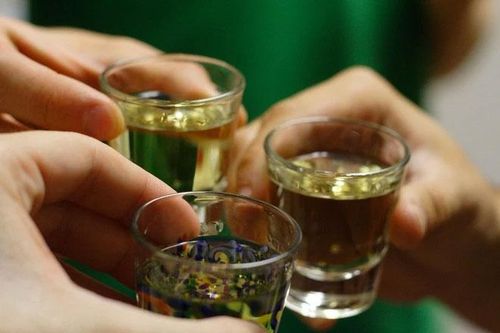Bác sĩ trả lời: Uống rượu, bia có dẫn đến ung thư đại tràng?