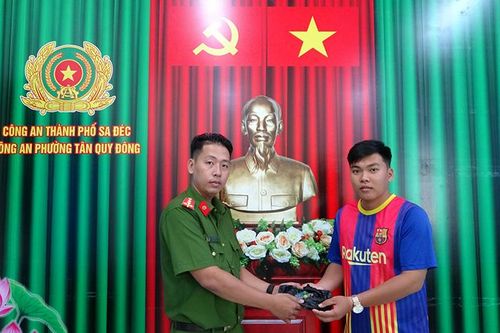 Phát hiện túi pháo nổ trước nhà, người dân mang đến Công an giao nộp