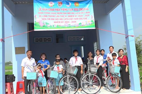 Bàn giao nhà tình thương cho hộ có hoàn cảnh khó khăn