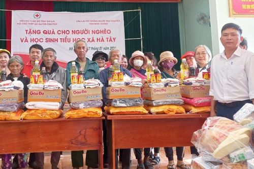 Tặng 500 suất quà Tết cho người nghèo và học sinh khó khăn huyện Chư Păh và Đak Đoa