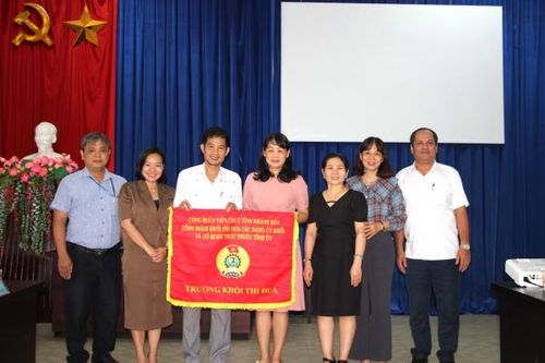 Khối thi đua Công đoàn các Đảng ủy khối và cơ quan trực thuộc Tỉnh ủy ký kết giao ước thi đua năm 2024