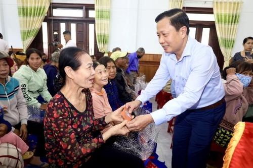 Chăm lo Tết cho các đối tượng chính sách