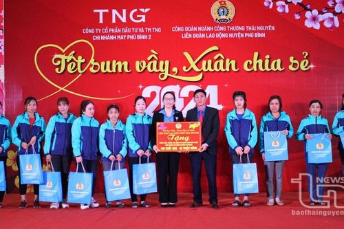 Tặng quà công nhân, lao động có hoàn cảnh khó khăn