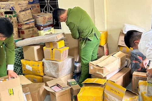 Phát hiện ô tô vận chuyển pháo nổ và lượng lớn hàng hóa không hóa đơn